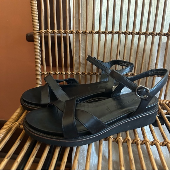 Tamaris Christa Black Leather Buckle Sandals‎ Flats Strappy NEW Size 42 (US 11) - Picture 2 of 6